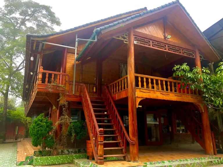 Sapanapro Homestay Ta Phin là căn nhà sàn bằng gỗ được sơn đỏ cực kì ấn tượng (nguồn: facebook.com)