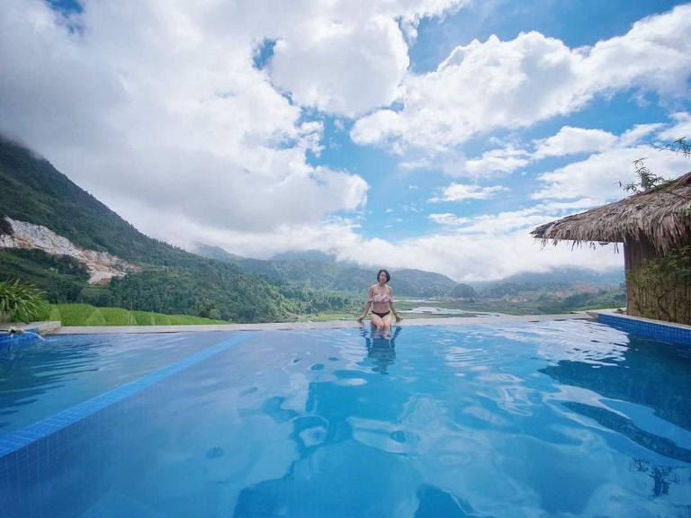 Khu vực hồ bơi vô cực Tả Phìn Lodge In Sapa hướng tầm nhìn núi đồi hùng vĩ (nguồn: booking.com)