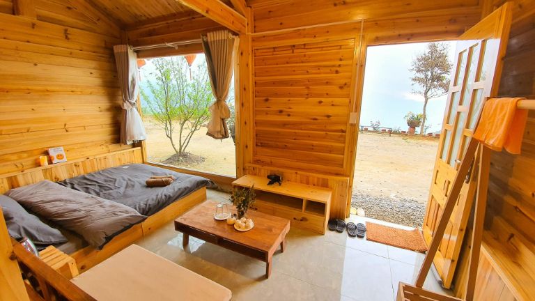 Phòng nghỉ tại Pơ Mu Homestay lấy tông màu vàng làm chủ đạo nhằm đem lại không gian nghỉ dưỡng ấm cúng và gần gũi