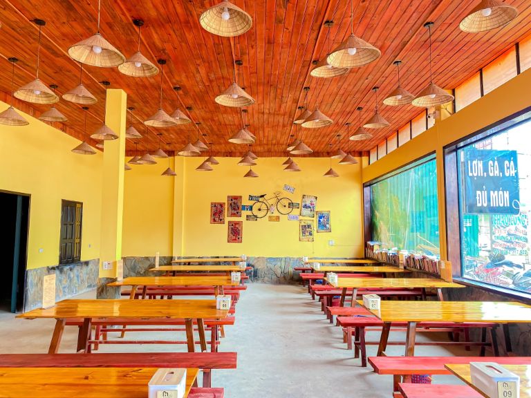 Khu vực nhà hàng đặc trưng với tổng màu vàng kết hợp với những bóng đèn được bọc nón lá vô cùng độc đáo