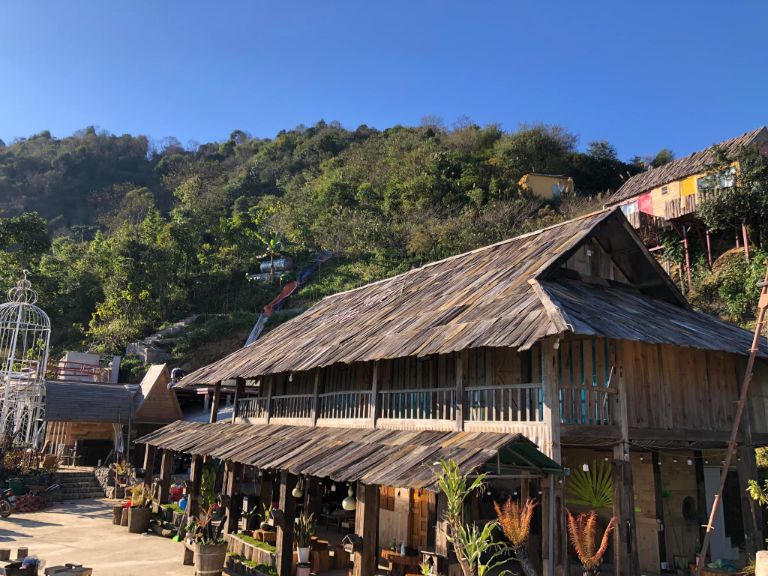 Mùa Homestay Tà Xùa mang đậm bản sắc của dân tộc Thái vùng núi cao vào trong thiết kế với nhà gỗ mái lá truyền thống 
