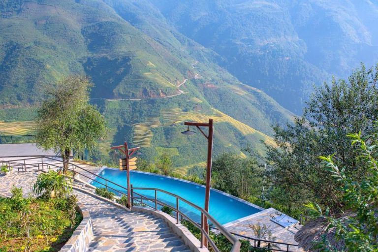 Hồ bơi tại villa biệt thự Sơn La này với view nhìn thẳng ra đồi núi hùng vĩ siêu đỉnh 