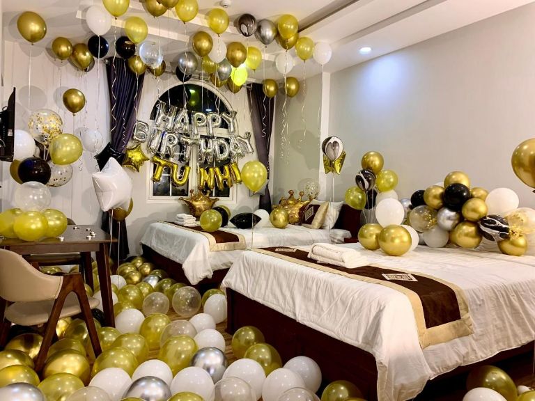 Phòng ngủ của The Lumiere near Tan Son Nhat Airport còn được set up và trang trí theo yêu cầu của du khách vào các dịp sinh nhật, tiệc kỉ niệm. (Nguồn ảnh: Booking) 