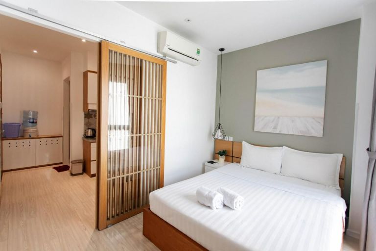 Phòng ngủ của homestay Tân Bình này được trang bị đầy đủ các đồ dụng tiện nghi và có không gian rộng cho du khách nghỉ ngơi. (Nguồn ảnh: Booking)