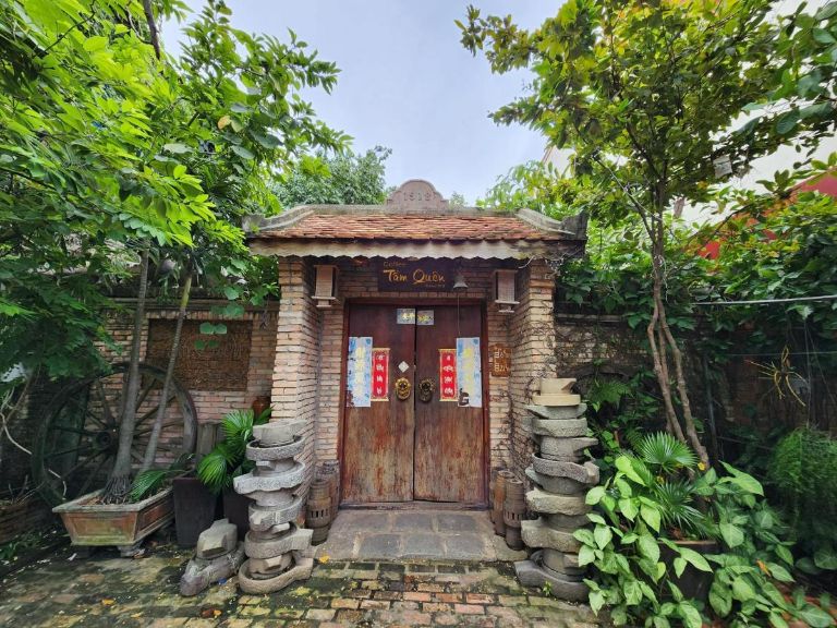 Tầm Quên Homestay gây ấn tượng bởi phong cách thiết kế cổ kính, gợi cảm giác hoài niệm và xưa cũ. (Nguồn: Booking.com)