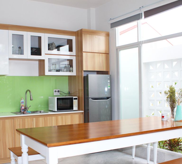 Khu vực bếp chung có không gian mở thoáng với hệ thống trần cao và cửa kính lớn giúp căn phòng tràn ngập ánh sáng tự nhiên. (Nguồn: Facebook.com) 