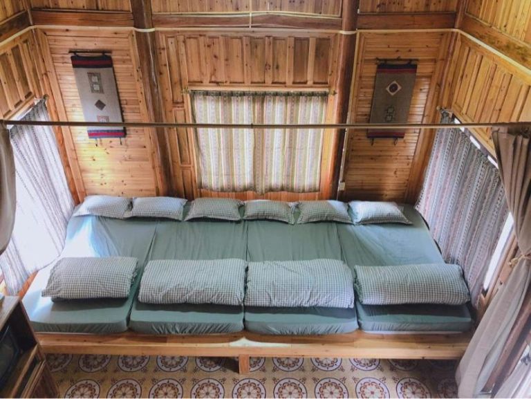 Cả bốn giường đơn trong phòng đều được đặt liền kề trên một tấm phản lớn để tăng thêm diện tích nghỉ dưỡng