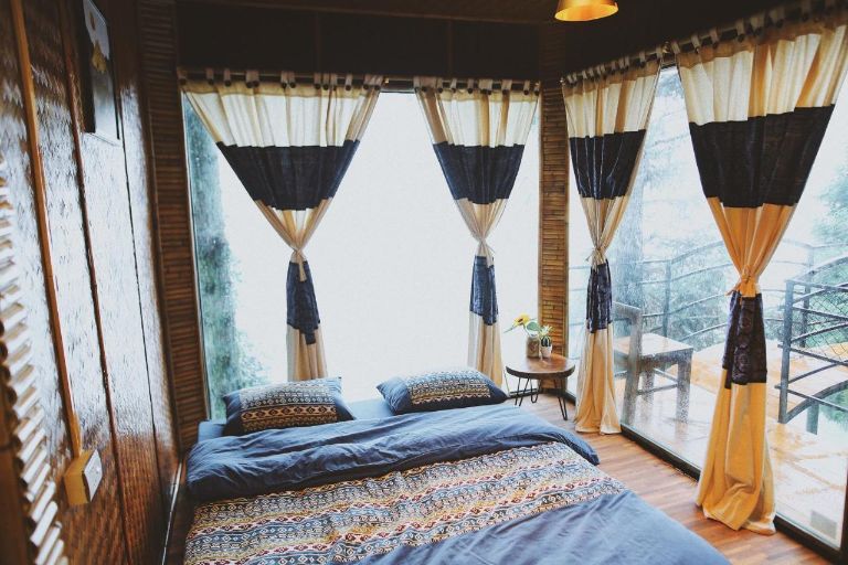 Phòng nghỉ tại Coong không quá lớn nhưng sẽ làm bạn hài lòng vì view phòng bao trọn khu vườn và rừng thông bạt ngàn