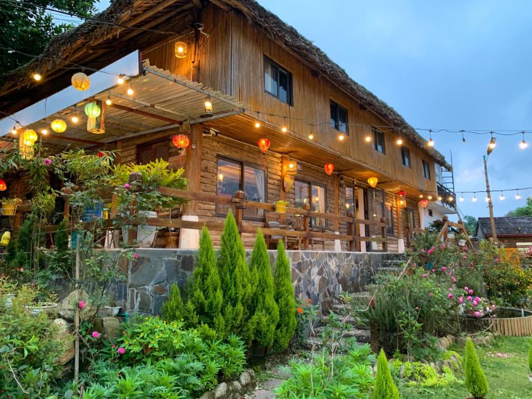 Homestay số 91 - Suối Hồ Sa Pa mang phong cách thiết kế kiểu truyền thống đơn giản với những căn nhà gỗ trong khu vườn xanh mát 