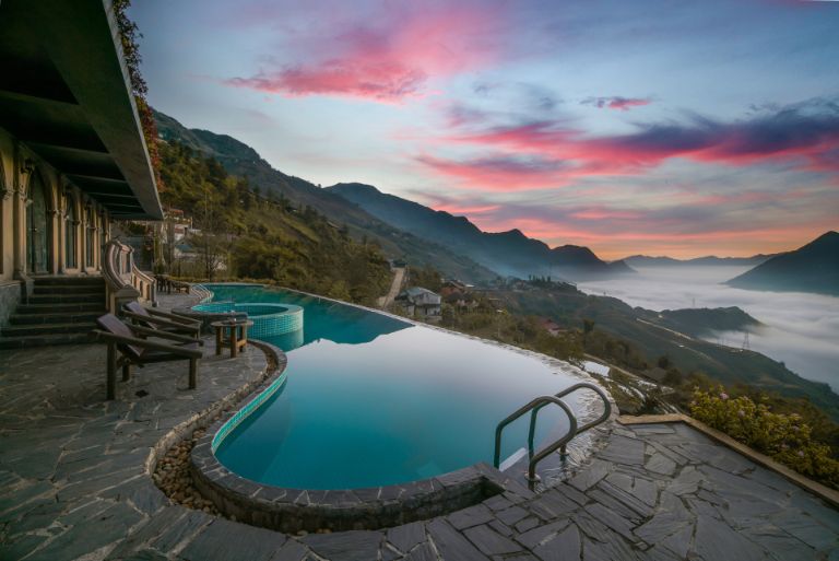 Tiện ích hồ bơi là điểm khiến du khách ưa thích nhất tại The Mong Village Resort & Spa