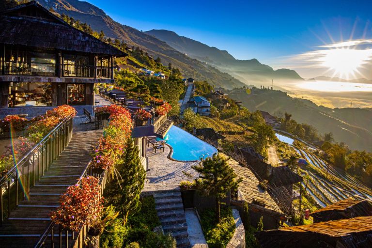 Nằm ở rìa phía đông nam của thị trấn Sapa, The Mong Village Resort & Spa tận hưởng view mặt trời mọc trên núi siêu đỉnh