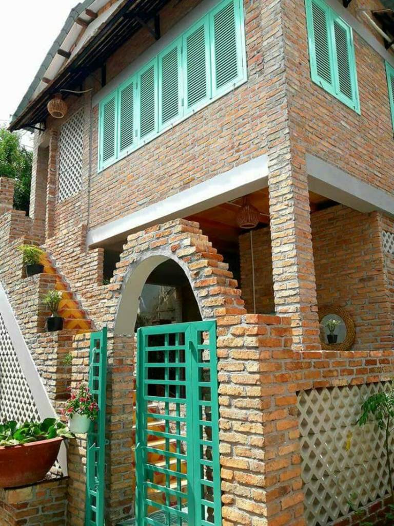 Nam Thi Holiday Home thu hút nhiều du khách bởi những căn nhà gạch mộc mạc, đơn sơ và nhân viên thân thiện, hiếu khách. (Nguồn: Facebook.com)