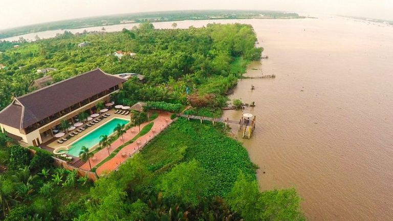 The Island Lodge sở hữu vị trí đắc địa với không gian xung quanh là rừng cây xanh mát và trước mặt là dòng sông hiền hòa. (Nguồn: Internet)