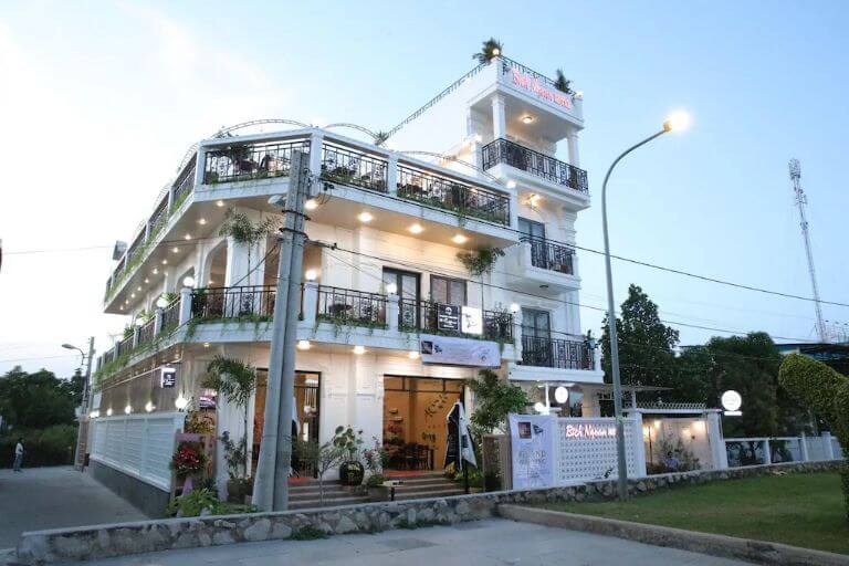 Bích Ngoan Hotel nằm ngay sau công viên trung tâm thành phố (nguồn: facebook.com)
