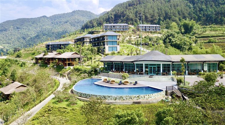Le Champ Tú Lệ là khu nghỉ dưỡng 4 sao đầu tiên tại Yên Bái với vị trí đẹp gần suối khoáng nóng và các điểm tham quan du lịch. 