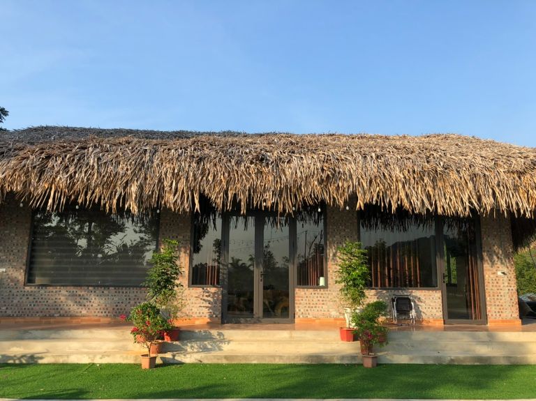 Ngòi Xanh Ecolodge mang đến những căn nhà mái lá truyền thống giữa không gian vườn cây xanh mát. (Nguồn: Internet)