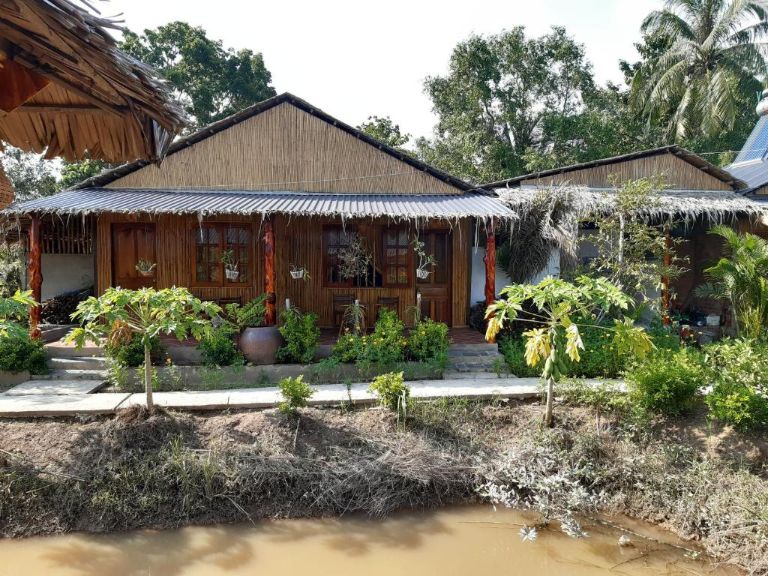 Mekong Riverside Homestay Vinh Long sở hữu những căn nhà gỗ liền kề view sông nước (nguồn: booking.com)