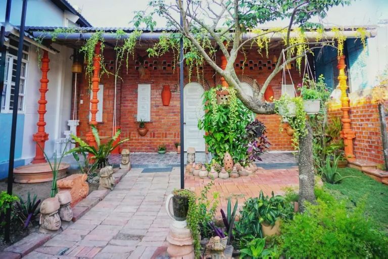 Homestay Mekong Pottery có thiết kế không gian xanh tựa như khu vườn nhiệt đới (nguồn: facebook.com)