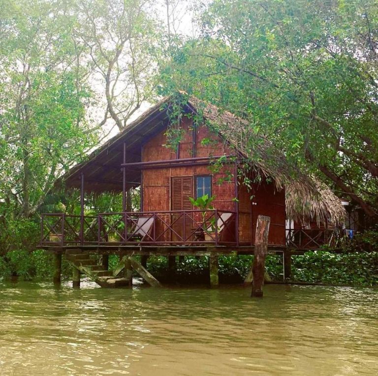 Happy Family Guesthouse Homestay sở hữu những căn nhà chòi nằm ngay trên lòng sông (nguồn: facebook.com)