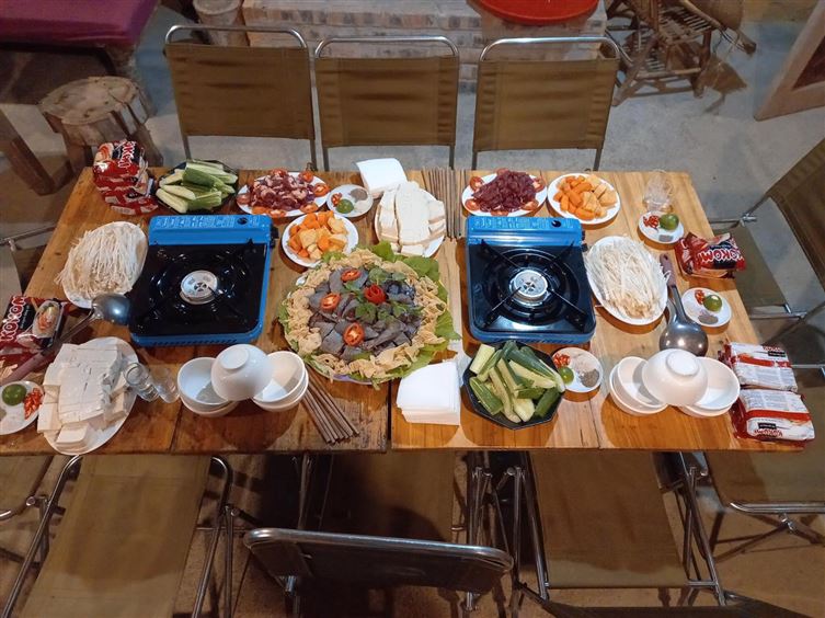 Các món ăn hấp dẫn và combo lẩu, nướng độc đáo được cung cấp tại nhà hàng của Homie Homestay Hà Giang.