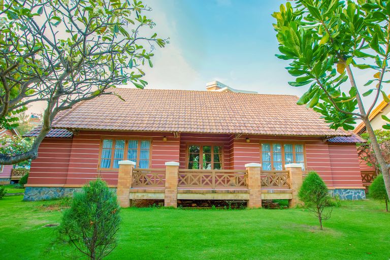 Các căn villa của Intourco Resort Vũng Tàu được thiết kế như những căn bungalow, vừa cổ điển vừa hiện đại (nguồn: Booking.com).