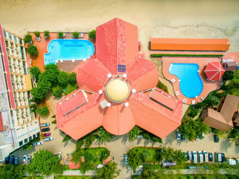 Intourco Resort Vũng Tàu có khuôn viên rộng lớn, sở hữu 2 hồ bơi ngoài trời (nguồn: Booking.com).