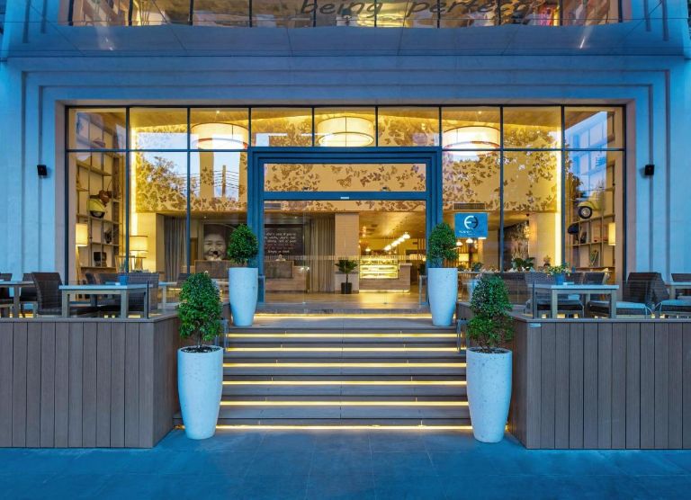 Ngay tại tầng 1 của Fusion Suites Sai Gon chào đón bạn bằng nhà hàng Fresh & Coffee có thiết kế rất hiện đại và sang chảnh. (Nguồn ảnh: Booking.com)