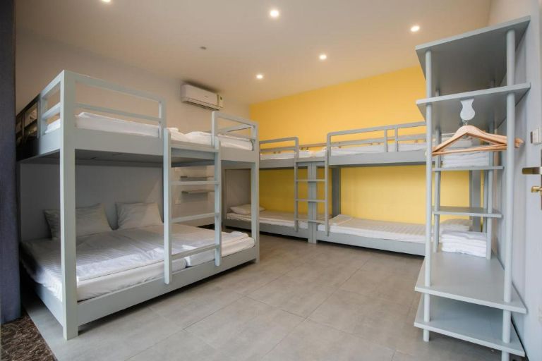 Phòng ngủ giường tầng cực kì trẻ trung với nội thất màu xám sáng và tường sơn vàng, khiến các bạn nhỏ vô cùng thích thú. (Nguồn: Facebook.com)