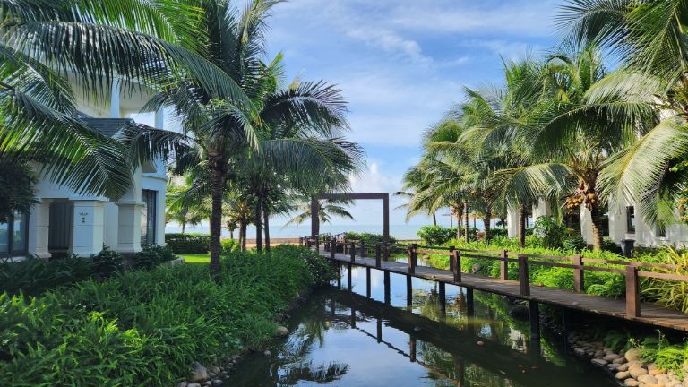 Khuôn viên Le Palmier Ho Tram Resort bao quanh bởi hồ nước và hàng cây dừa xanh mướt (nguồn: booking.com)