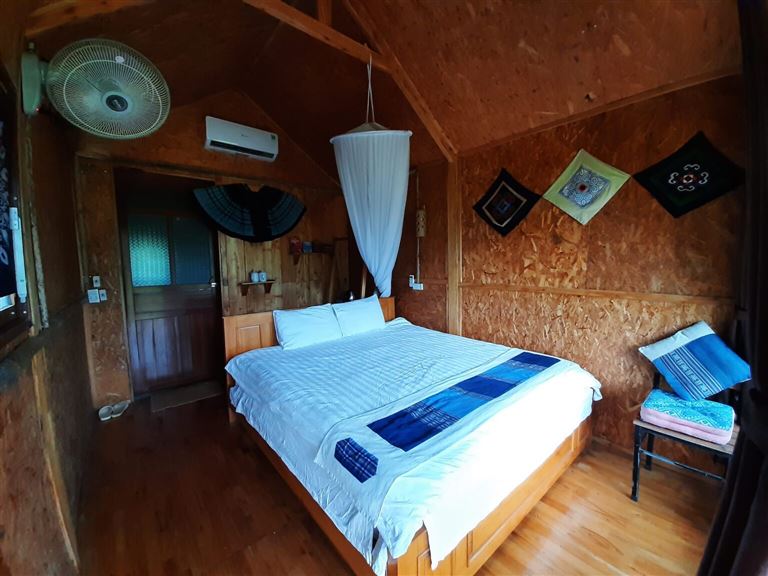 Phòng bungalow deluxe là không gian ấm áp, với nguyên liệu chủ yếu là gỗ, tre và nứa.