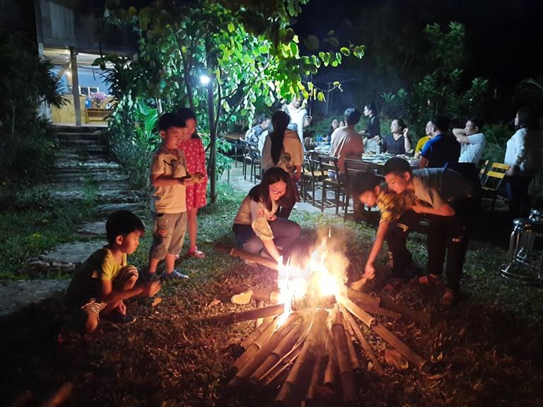 Khách lưu trú có thể tổ chức các buổi giao lưu văn hóa, teambuiding và đốt lửa trại ngay trong khuôn viên vườn nhà. 