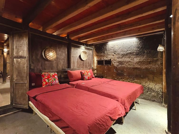 Hạng phòng 2 giường tại Lô Lô Ancient House Hà Giang có thiết kế đậm chất truyền thống với tường đá và trần lát gỗ ấm cúng.