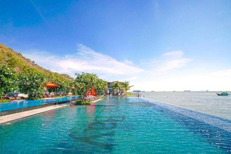 Marina Bay Vũng Tàu Resort & Spa sở huxu hồ bơi vô cực ngoài trời có view biển siêu thơ (nguồn: Booking.com).