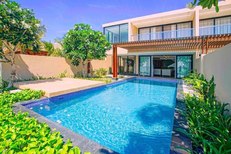 Biệt thự tại Marina Bay Vũng Tàu Resort & Spa có thiết kế sang trọng và hồ bơi riêng cực lớn (nguồn: Booking.com).
