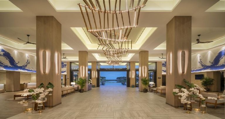 Melia Hồ Tràm Beach Resort có không gian sảnh tiếp khách sang trọng với đèn chùm pha lê (nguồn: booking.com)