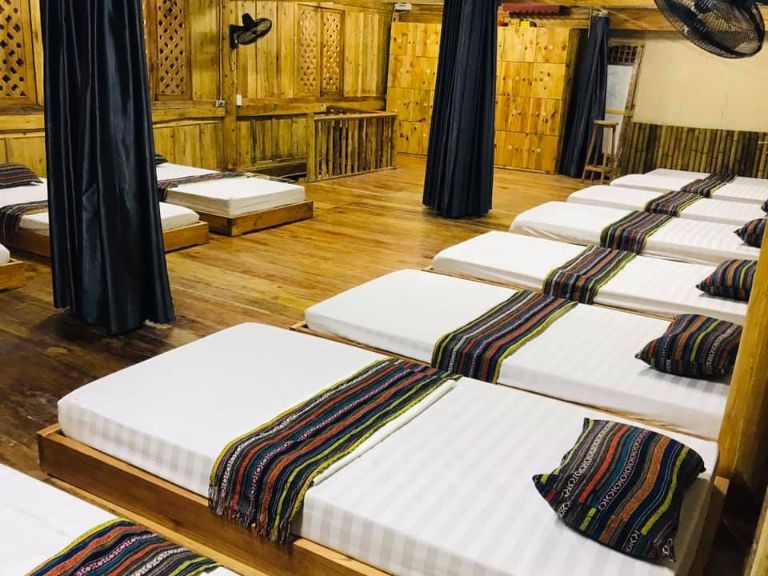Phòng dorm cung cấp các giường đôi có chiều dài khoảng 1m2, đáp ứng nhu cầu nghỉ ngơi qua đêm của những tín đồ đam mê phượt.