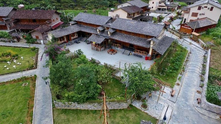 Mái nhà của homestay Hà Giang này được lợp bằng ngói âm dương hai tầng, đây là một đặc trưng nổi bật của kiến trúc truyền thống của dân tộc H'Mông.