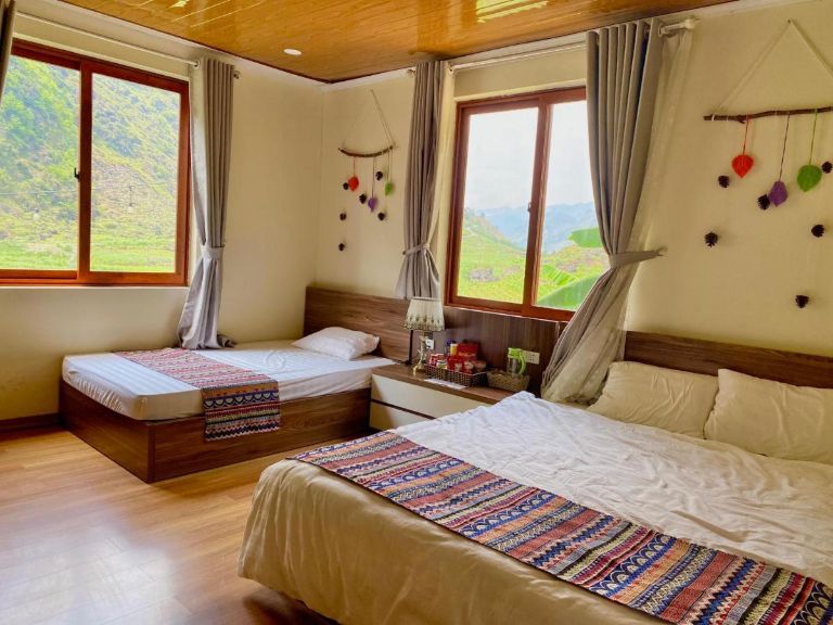 Phòng nghỉ tại Mèo Vạc Valley được trang bị 1 giường dài 1m8 và 1 giường dài 1m2, phù hợp cho tối đa 3 người lớn nghỉ ngơi thoải mái.