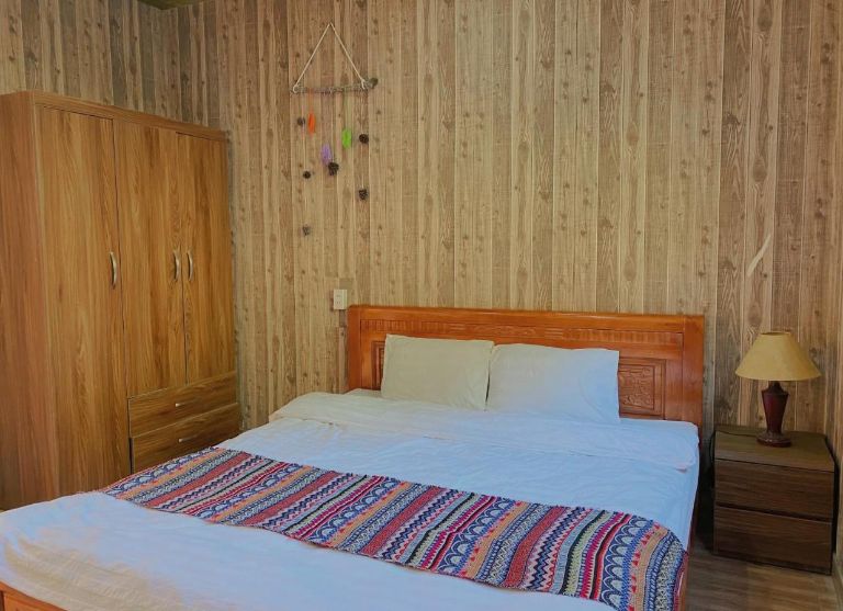 Phòng đôi này thích hợp cho 2 người lớn và 1 trẻ em đi kèm, với giường rộng 1m2 và dài 1m8 tạo cảm giác êm ái.