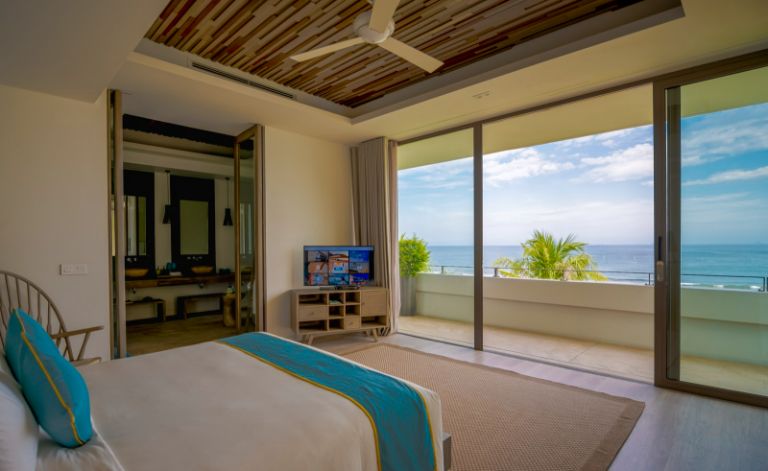 Chỗ nghỉ có được trang bị 1 giường ngủ King size cỡ lớn với view hướng ra bãi biển mang đến 1 cảm giác mát mẻ và thư thái. (Nguồn ảnh: booking.com)