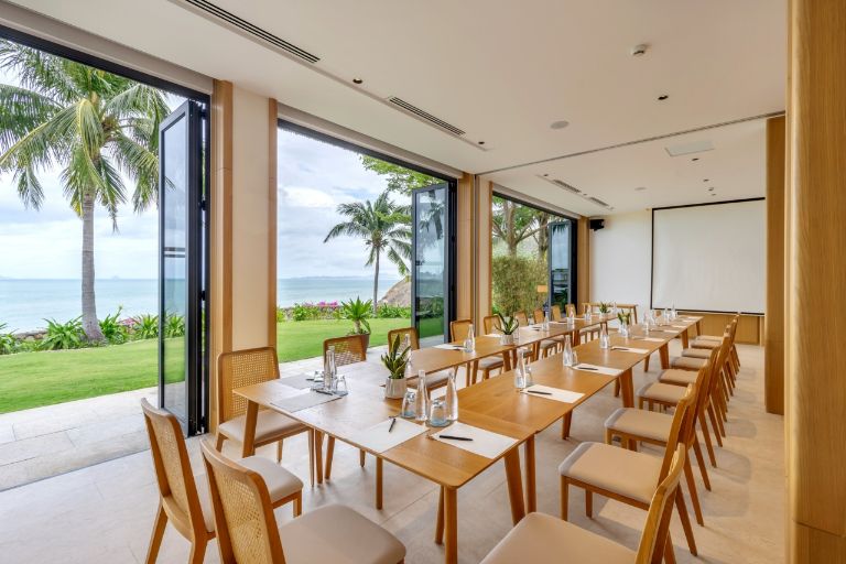 Các phòng hội nghị của Mia Resort được trang bị đầy đủ tiện nghi với thiết kế nhiều cửa kính mang đến cho du khách chiếc view tổng quan cực đỉnh hưởng ra hồ bơi. 