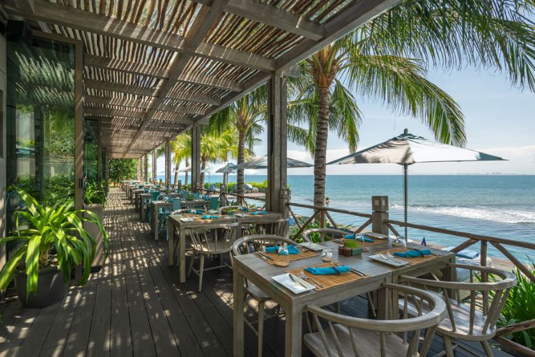 Nhà hàng La Baia mang phong cách thiết kế cổ điển và dân dã giúp cho du khách cảm nhận được vẻ đẹp hoang sơ, mộc mạc của khu Mia Resort này. 