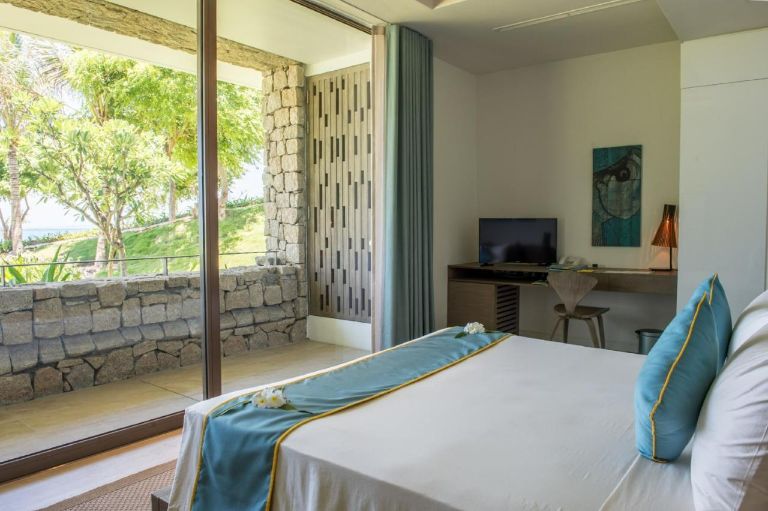 Phòng ngủ được trang bị bàn làm việc phù hợp cho du khách có chuyến công tác dài ngày tại Nha Trang. 