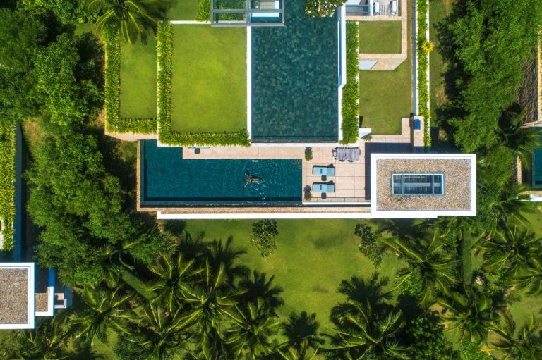 View nhìn từ trên cao xuống của Mia Resort Nha Trang, khu nghỉ dưỡng này cung cấp cho bạn rất nhiều hồ bơi ngoài trời lớn bé để bạn thư giãn. 