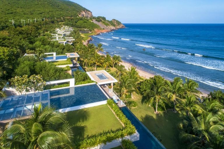 Mia Resort Nha Trang có vị trí tuyệt đẹp nằm ngay gần các vịnh và biển nên du khách sẽ có view phòng tuyệt đẹp để ngắm bình minh và hoàng môn trên biển. 