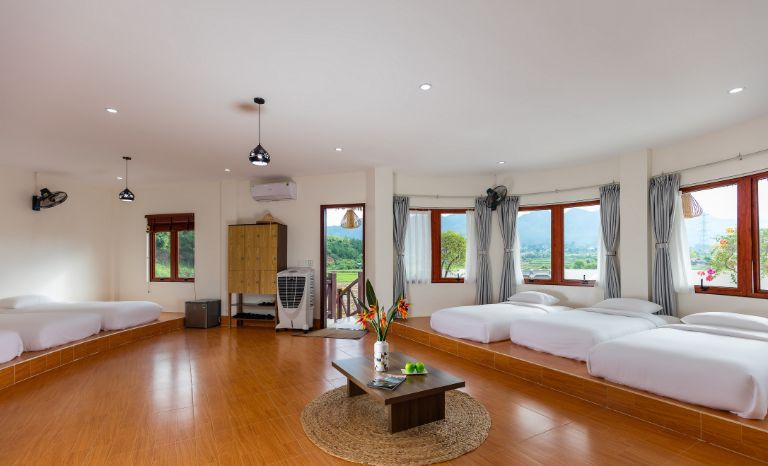 Phòng gia đình lớn view toàn cảnh là căn hộ có diện tích lớn nhất tại resort với 90m2 cùng 10 giường đơn 1m x 2m êm ái cho du khách
