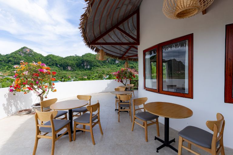 Phòng nghỉ này Mộc Châu Eco Garden sở hữu khu vực ban công rộng, có thể tổ chức tiệc nướng BBQ ngoài trời hoặc thưởng thức cà phê 