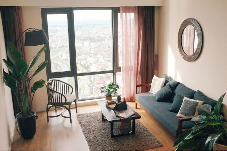 Điểm chung của phòng nghỉ tại Nhà Mộng có cửa kính lớn tạo không gian mở ngắm trọn đường phố Hà Nội 