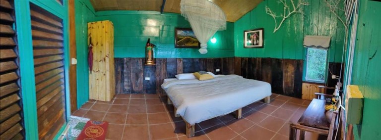 Hạng phòng 3 người mang thiết kế nổi bật với tường gỗ và các nội thất nâu trầm đẹp mắt