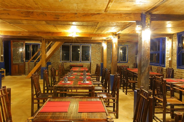 Không gian nhà hàng rộng rãi, ấm cúng, phục vụ đa dạng các món ăn bản địa cho khách hàng.